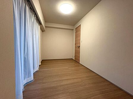 バルコニーに面していて明るいお部屋です。