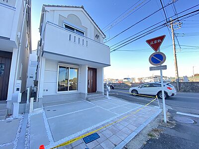 外観：開放感溢れる角地のお住まいです　白を基調とした明るい洋風のな外観です。