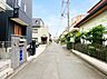 その他：落ち着いた住宅街に位置し、前面道路もすっきりとした住環境。穏やかで暮らしやすい街並みが魅力です。「前面道路含む現地」