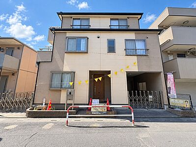 外観:落ち着いたデザインの外観と便利な住環境が魅力。駅まで徒歩6分、日々のお買い物施設も身近に揃い、子育て世代にも暮らしやすい立地です。 外観:落ち着いたデザインの外観と便利な住環境が魅力。駅まで徒歩6分、日々のお買い物施設も身近に揃い、子育て世代にも暮らしやすい立地です。