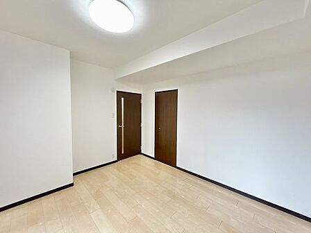 【リフォーム済】約7.6帖の洋室です。壁紙は張り替え、照明等設備は交換いたします。