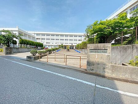 新潟市立東青山小学校 東青山小学校まで徒歩5分。 330m
