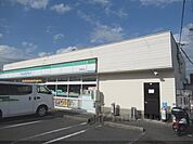 ファミリーマート　甲賀駅前店まで550メートル