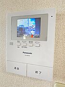来訪者を映像で確認できるモニター付きインターホンを採用。