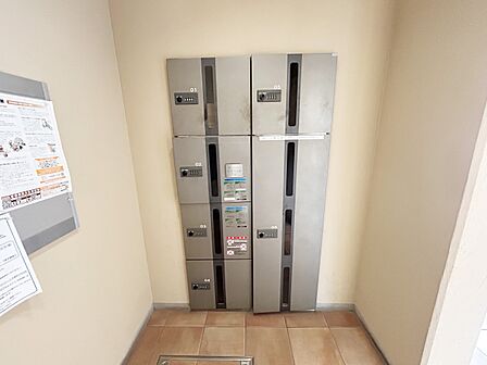宅配ボックスがあるためご不在時であってもお帰りの際に大きな荷物をお受け取りいただけます。