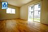 リビング/ダイニング：同仕様写真。大きな窓のあるリビングは、陽光あふれる明るい空間です。居心地良く、ご家族皆がゆったり寛げる憩いの空間となりそうです。