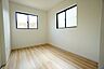 子供部屋：木目調のシンプルデザインで落ち着きと安らぎの空間に仕上げています。各部屋に収納が完備されているので、お荷物が増えても安心の設計です。