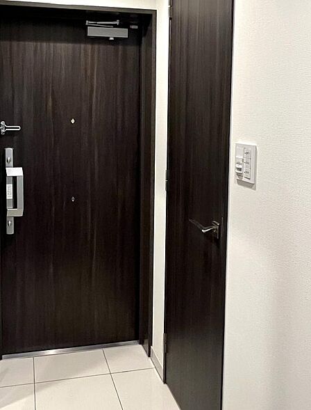 玄関　人気のシューズインクローゼットも完備。ぜひ現地でご確認ください。