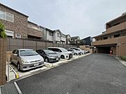 平置きの駐車場なので大きな車の方も安心です！
