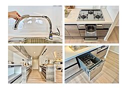 【システムキッチン】ワイドで収納豊富な使い勝手の良いカウンターキッチンには、食洗器や伸縮タイプのキッチン水栓、三ツ口コンロ・魚焼きグリルなどの便利な設備が標準完備されています。