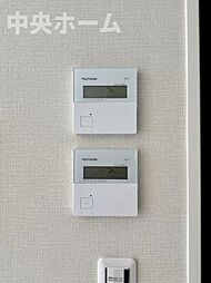 【床暖房】冬は足元から暖めてくれる床暖房はエアコンとは違って埃が舞いませんので健康にも良さそうですね。