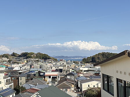 窓から海と街並みを望む開放感のある眺望!