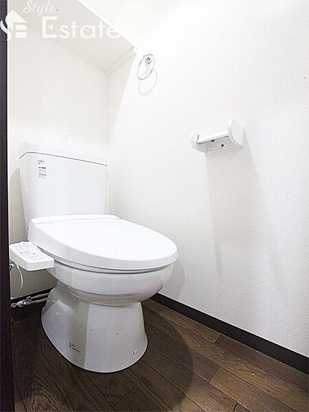 画像10:トイレ　温水洗浄暖房便座　棚付