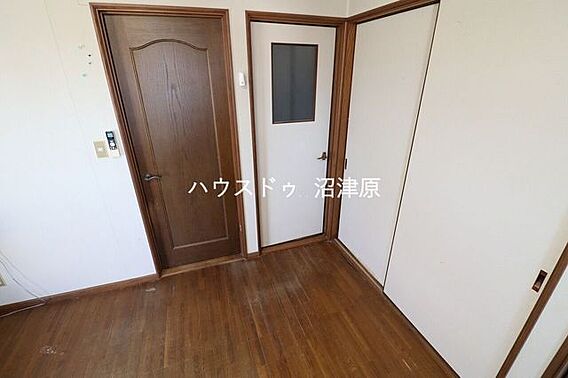 同敷地内に建つ...