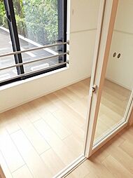 明るい色調の室内です