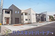 街に溶け合う美しい景観と、採光や風通しを考えて設計された間取り。近隣の視線を考え調整した窓位置など、外観だけでなく、住まうご家族の心地よさを最優先しました。
