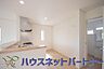 室内：三口コンロで料理の幅を拡げてくれる使いやすいシステムキッチンを採用。洗い場も大きいので野菜や食器を洗ったりする際にも捗り、奥様の強い味方となってくれるはずです。