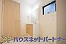 室内：タオルやリネンを収納するリネン庫はすっきりおしゃれに収納したいと誰もが思うこと。そう・・・理想はホテルのリネン庫といったところでしょうか。