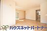 室内：忙しい朝でも家族揃って食事をして頂ける、ゆとりある大きさのダイニングスペース。奥様の手料理をカウンター越しに受けとって頂き、テーブルで囲む素敵な時間を存分にお愉しみ下さい。