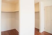 ウォークインクローゼットのメリットは、衣類の他、バッグやアクセサリーなど、身につけるものを一部屋に集めて管理できること。必要なときに見つけやすいですよ。