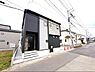 外観：前面道路の日当たりの良い明るいお家。