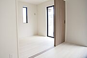リビングのお隣の洋室は、ホームパーティーの時に開放して楽しい空間作りが出来ます。