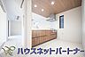 キッチン：明るい自然光が入る作業スペースを多くとったキッチン採用。夫婦揃ってキッチンに立っても調理がしやすく、家事をしながら会話も弾みます。食器類もすっきりと片付く収納力。