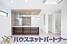 室内：明るく開放的なオープンキッチン。家族とのコミュニケーションが取りやすく、みんなの笑顔が溢れます。