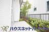 玄関：上質感漂う玄関へのアプローチ。居住者の帰り、訪れる方を優しく迎える・安らぎに満ちた生活空間を予感させる。健やかな暮らしを楽しめそう。