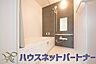浴室：心地よいバスタイムを演出する浴室はゆとりあるサイズを採用。保温機能付き、汚れをはじく有機ガラス系の新素材を採用した浴室。美しく機能的な設備を採用。
