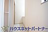 室内：毎日使う洗濯機。しっかりと奥行きのある置き場が確保されています。