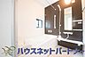 浴室：心地よいバスタイムを演出する浴室はゆとりあるサイズを採用。保温機能付き、汚れをはじく有機ガラス系の新素材を採用した浴室。美しく機能的な設備を採用。