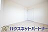 洋室：独立性を高めたお部屋。たっぷりの収納も配備しており、片付いた空間を現実出来そう。陽光も降り注ぐ明るく開放的な空間が魅力的。