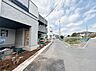 外観：前面道路の日当たりの良い明るいお家。