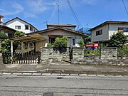 新高山分譲地内　南ひな壇にて陽当たり良好　前面道路幅員9.1ｍにつき開放感あり　並列4台分の駐車スペース確保可能　尾道市民病院まで徒歩5分の立地　既存建物を解体撤去し、お建て替え前提でご検討ください！