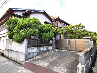 外観:敷地146坪のゆったり敷地、南道路で陽当たり良好、敷地内2棟あり、南側の別棟を解体すれば並列6〜7台分の駐車スペース可、母屋だけで建坪66.94坪あり 外観:敷地146坪のゆったり敷地、南道路で陽当たり良好、敷地内2棟あり、南側の別棟を解体すれば並列6〜7台分の駐車スペース可、母屋だけで建坪66.94坪あり
