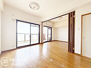ご家族が集まるLDKは、バルコニーに面しており明るい陽射しが差し込みます。開口部が広いので開放的にお過ごしいただけます。