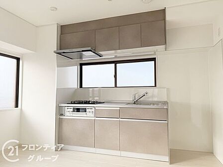 収納が充実しており、キッチン用品をすっきりと整理できる便利な空間です