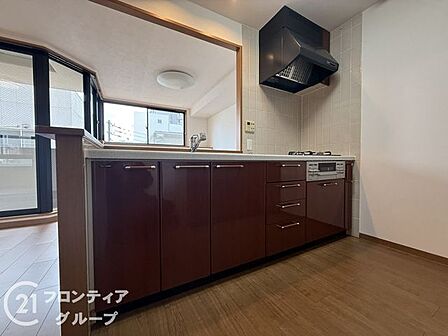 3口コンロ付きのキッチンは、調理の効率が良く、同時に多くの料理を作れる便利で機能的な空間です