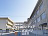 周辺：高砂市立曽根小学校 徒歩12分。通学しやすい距離にあり、毎日の登下校の負担が少なく、親御様も安心して送り出せる環境です。地域に見守られながら、のびのびと成長できる安心の教育環境が整っています 950m