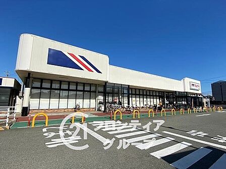 マルアイ亀山店 徒歩8分。 640m