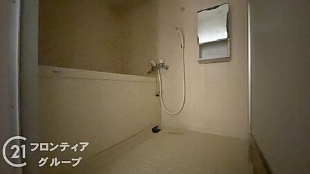 ゆったりサイズのシャワー付きバスルームです。