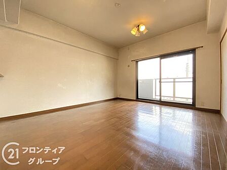 【リフォーム前】隣接する和室を開放すればさらに広がりを感じる設計になっています！陽光に包まれてソファで読書をしたり、窓からの景色を眺めたりと、シーンに合わせて多彩な寛ぎ方が叶う理想の住まい