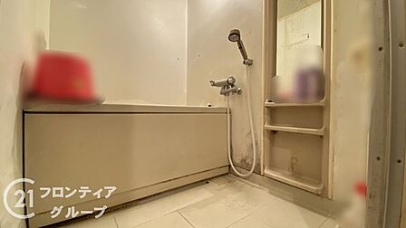 広々としたバスルームで、心地よいリラックスタイムを楽しめます。快適な空間で、日々の疲れを癒す贅沢な時間を提供します。