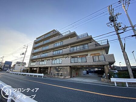 住まい選びは、価格や立地だけでなく、将来の暮らし方まで含めて考えることが大切です。今の段階で気になっていることを、まずスタッフに話してみてください