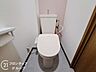トイレ：白を基調とした、清潔感のあるシンプルなデザインのトイレです
