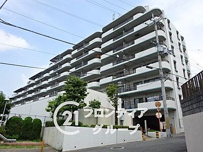 外観：落ち着いた色合いで高級感のあるデザインです。広々としていて解放的で、お客様をお呼びする際も安心です。