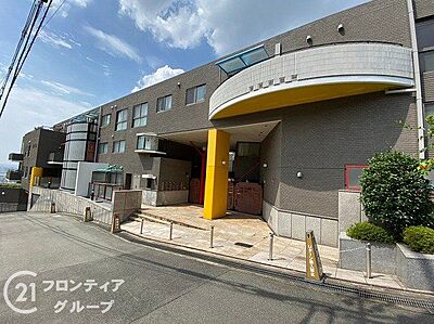 外観：地上3階建てのマンション！緑が多く落ち着いた雰囲気があり、マンションと周辺の雰囲気が調和されて住み心地が良さそうです。