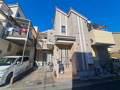 外観：静かな住宅街にたたずむ重厚感あるお家。落ち着いた色合いが素敵ですね。