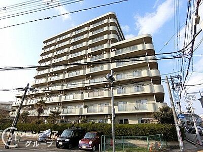 外観：緑が多く落ち着いた雰囲気があり、マンションと周辺の雰囲気が調和されて住み心地が良さそうです。